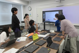 試行錯誤しながら電子黒板を使っている様子