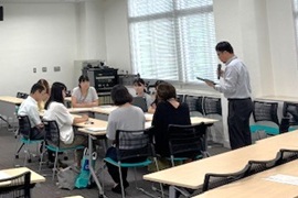説明を行う財務課職員