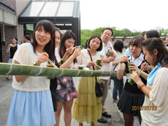 流しそうめんを味わう留学生ら