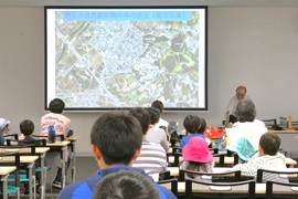 加藤淳太郎教授による自然観察園の講義