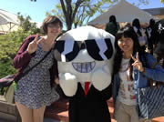 大学祭のキャラクターと記念撮影