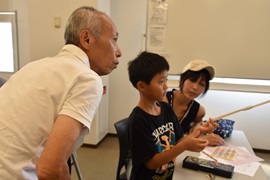 飛ばす角度も工夫して的に当たれ－！！