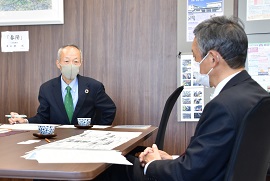 刈谷市教育委員会での懇談の様子（左）野田敦敬学長、（右）金原宏教育長