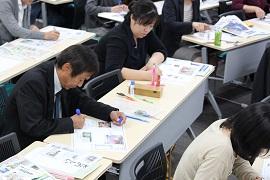 切り抜き新聞を作る参加者の様子