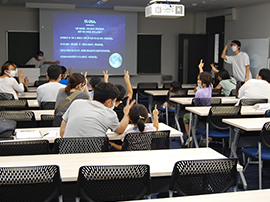 学生による宇宙クイズ大会の様子