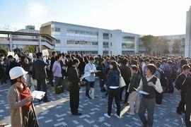 避難する学生の様子