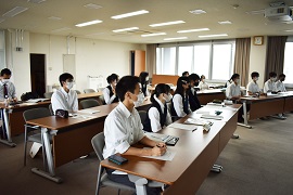 講義を受ける西京高校の生徒たち