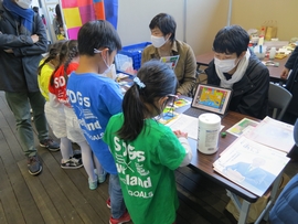 生き物パズルでSDGsを学ぶ子どもたち