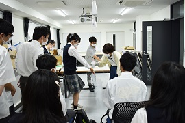 訪問科学実験わくわくの学生たちと