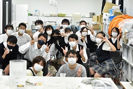 訪問科学実験わくわくの学生たちと