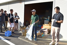 清掃活動前に挨拶する野田敦敬学長