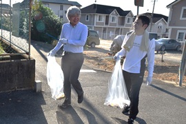 西門付近を清掃する太田知啓理事、職員