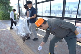 正門付近を清掃する職員
