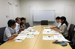 岡崎市立中央図書館で意見交換する本学職員(右列)