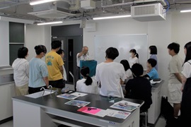 気象予報士槇野泰夫氏による演示実験の様子