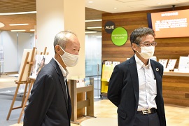 会場を訪れた野田敦敬学長（左）、新津勝二理事（右）