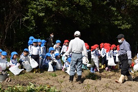 いもの掘り方について説明を聞く園児