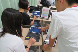 学生ICT支援員からアドバイスをもらっている様子
