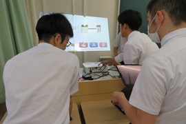 試行錯誤しながらプロジェクターの接続を行っている様子