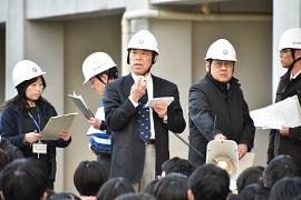 避難学生に指示する中田理事