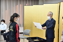 表彰を受ける加藤沙菜さん