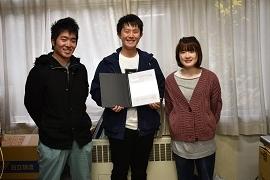 受賞した北村ゼミのメンバー 左から松村さん，神谷さん，高橋さん
