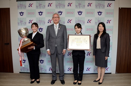 表敬訪問（左から相羽若菜さん、稲垣武刈谷市長、加藤沙菜さん、成瀬麻美准教授）