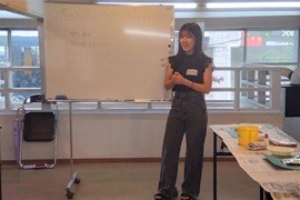 説明をする伊藤寧々さん