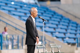 開会式であいさつをする野田敦敬学長