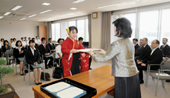 後藤学長から学位記を受け取る卒業生