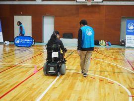 電動車椅子を体験する様子