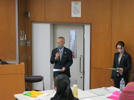 あいさつをする野田敦敬学長