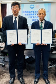 游旭群学長（左）と野田敦敬学長（右）