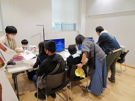 体験中の子どもたちと本学学生①