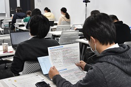 基調提案を聞く参加者