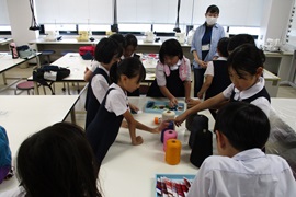どの糸で織ろうかなぁ～（西川愛子准教授による「ひとりでできるもん！ Textile編」）