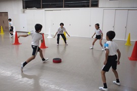 シュート決めるぞぉ～！
（髙嶋香苗助教による「フットホッケーに挑戦しよう」）
