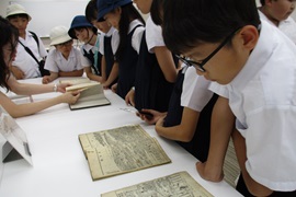 この古い本にはなんて書いてあるんだろう？
（大学職員による「図書館ツアー」）
