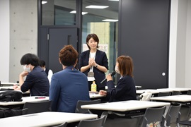 参加者と意見を交わす宮崎氏