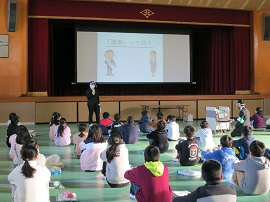 「選挙」について学ぶ子どもたち