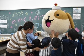 「訪問科学実犬 ワンダーくん♂」と触れ合う子どもたち