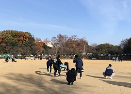 学生が石を拾う様子