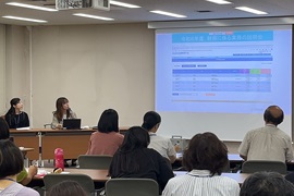 説明を行う財務課職員