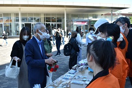 野田学長が生徒におすすめの商品を聞きます