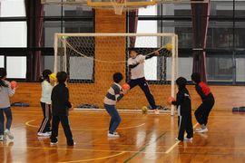 シュート練習をする子どもたち