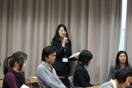 グループ別意見交換を取りまとめ発表するリソースルーム五反田智美さん