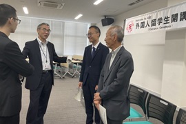 留学生と歓談する役員