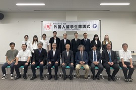 笑顔で臨んだ記念写真撮影