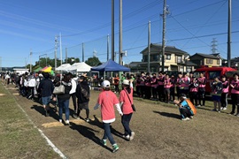 開会式での入場行進<br>
(学生はピンクのビブス着用)
