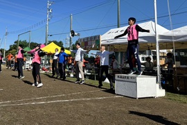 準備運動する学生と学長
